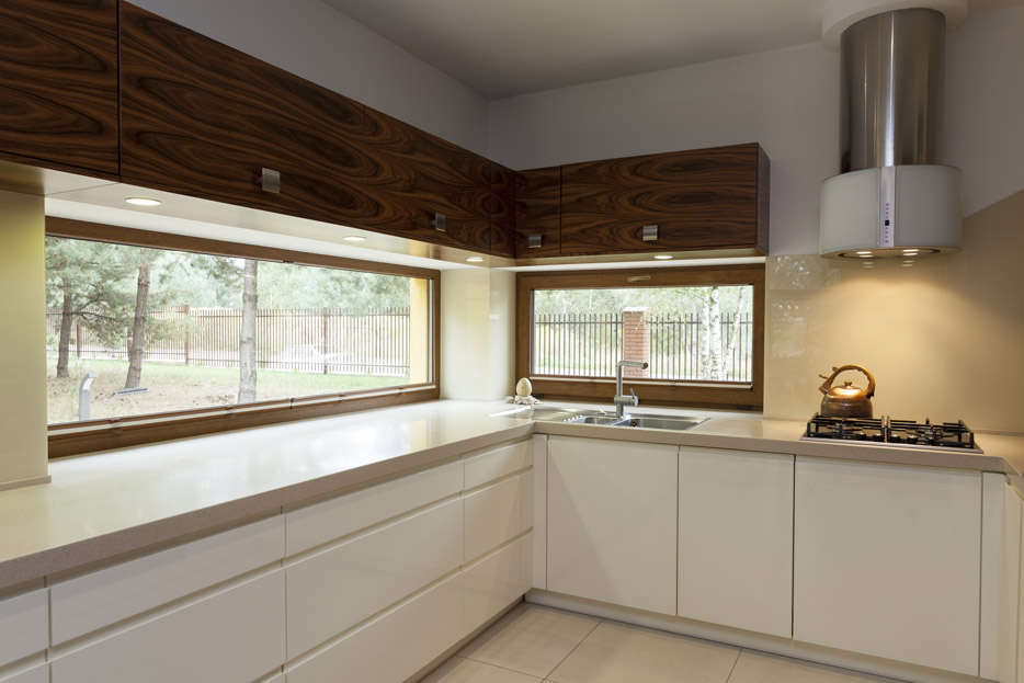 RAL 9016 Dual tone kitchen with wood top cabinets